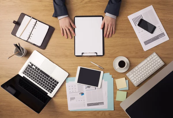 Empresário trabalhando na mesa de escritório — Fotografia de Stock