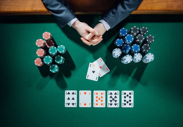 Pokerzysta z kartami i żetonami — Zdjęcie stockowe