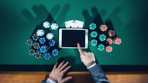Pokerový hráč s digitálním tabletu — Stock fotografie