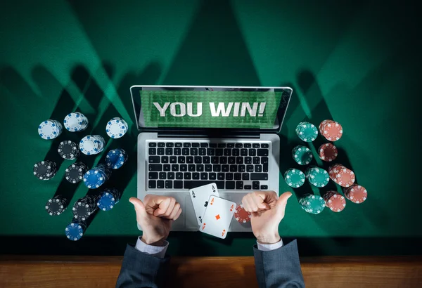 Man duimschroef opwaarts spelen van online poker — Stockfoto