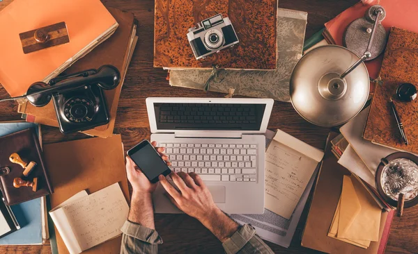 Chaotischer Vintage-Desktop mit Laptop — Stockfoto