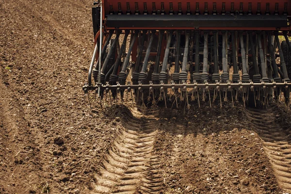 Trator no trabalho no campo — Fotografia de Stock