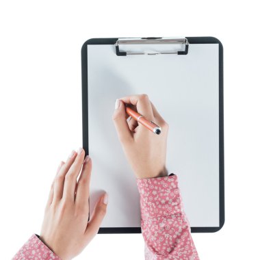 kadın bir panoda yazıyor