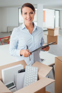 bir yer değiştirme denetim listesi yazma usinesswoman