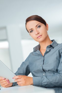 ofis masa başında oturan kadın