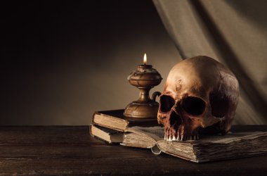 mum ve açık antik kitap yaktı