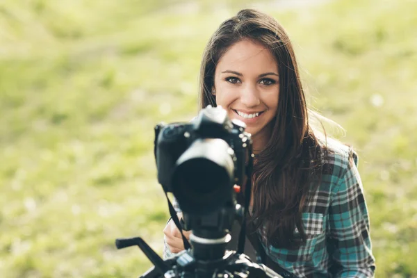 Fotograaf met behulp van een professionele digitale camera — Stockfoto