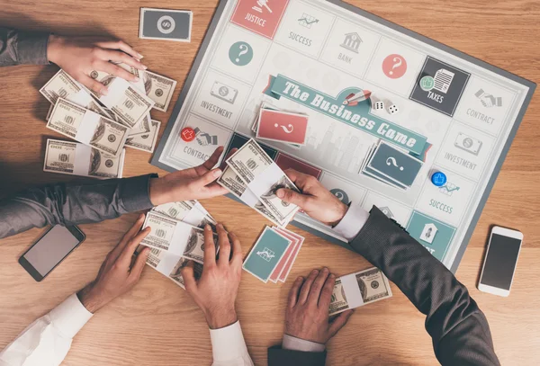 Gente jugando un juego de mesa de negocios — Foto de Stock