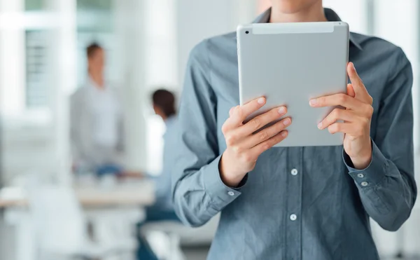 Mulher de negócios usando tablet — Fotografia de Stock