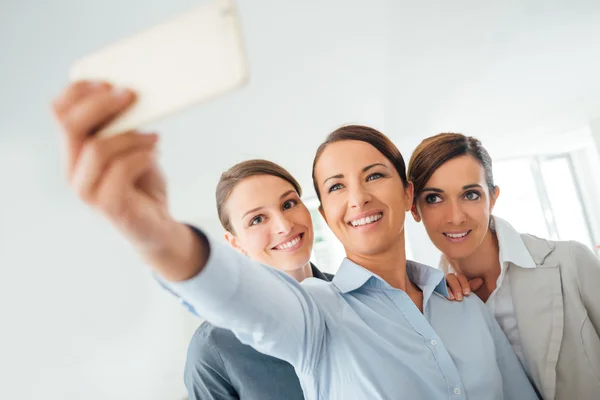 Επιχειρηματική ομάδα γυναικών, λαμβάνοντας μια selfie — Φωτογραφία Αρχείου