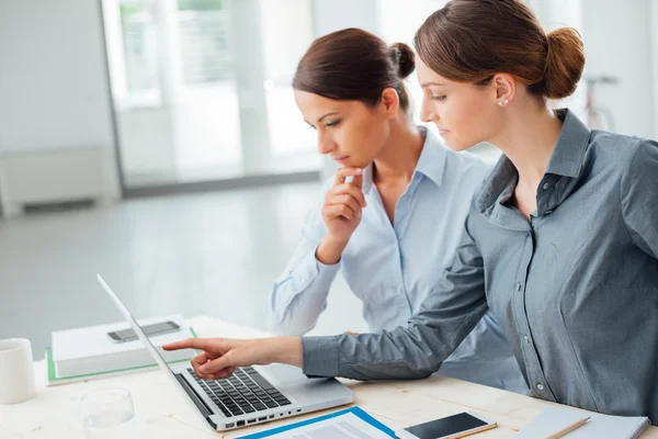 Donne d'affari che lavorano — Foto Stock