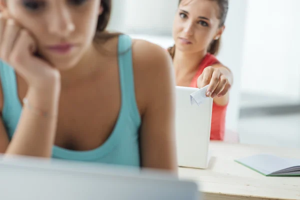 Student meisjes in de klas zit aan Bureau — Stockfoto