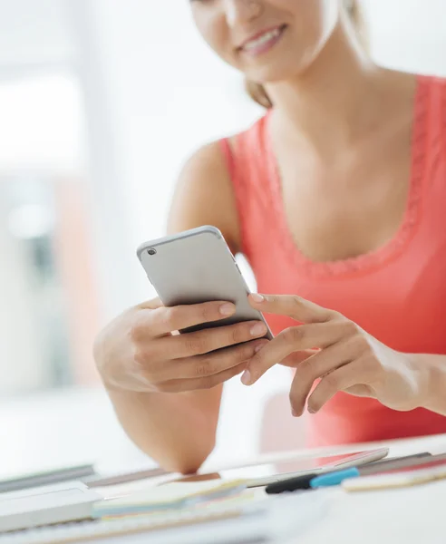 Menina sorrindo usando seu telefone celular — Fotografia de Stock