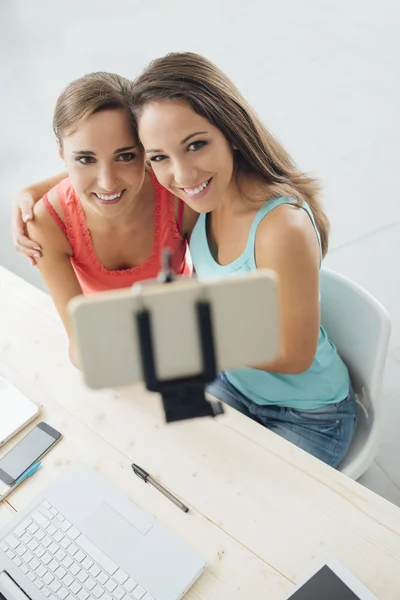 Glada studenter som selfie — Stockfoto