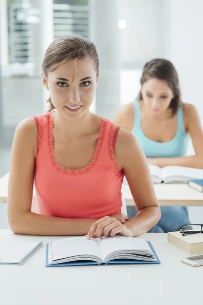 Estudantes sentados na mesa — Fotografia de Stock