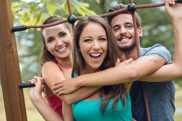 Adolescents à la cour de récréation posant — Photo