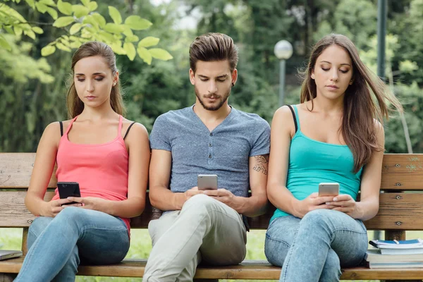 Tieners met behulp van slimme telefoons — Stockfoto