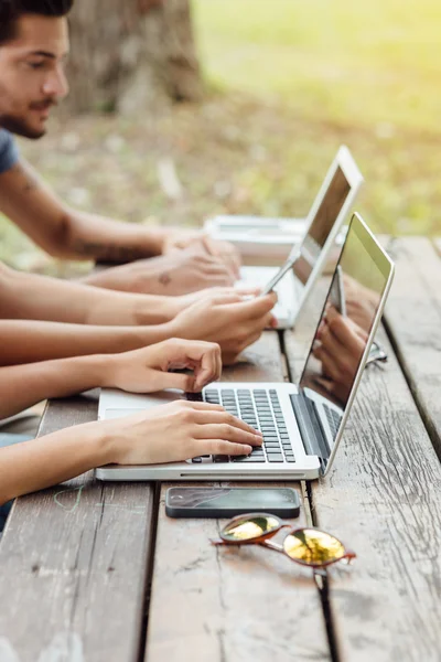 Uczniowie za pomocą laptopów — Zdjęcie stockowe