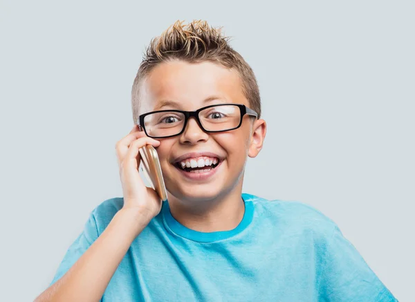 Rapaz sorridente a fazer um telefonema — Fotografia de Stock