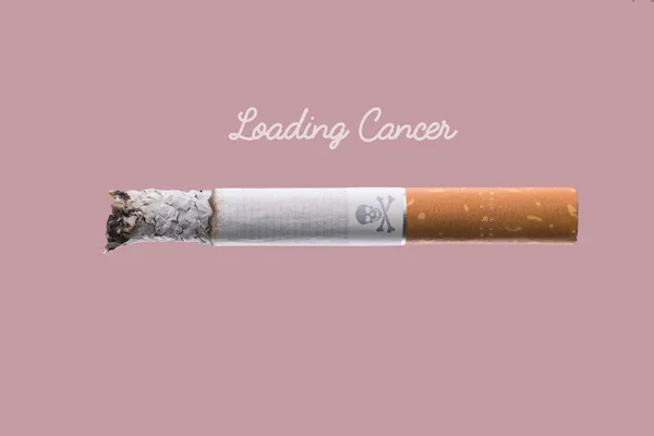 Cigaretten brinner som cancer lastning bar — Stockfoto