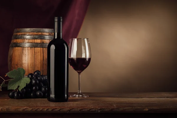 Degustação de vinhos na adega com vidro — Fotografia de Stock