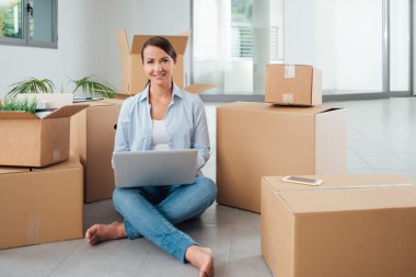 bir dizüstü bilgisayar ile oturup güzel bir kadın