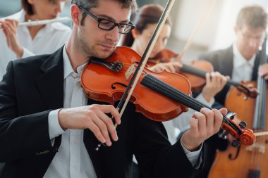 Orkestra dize bölümü gerçekleştirme.