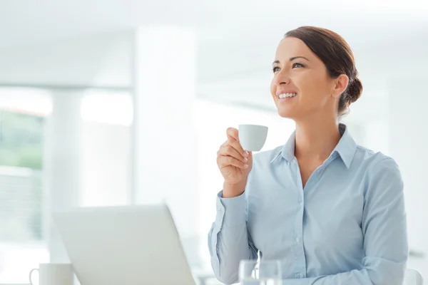 Zakenvrouw hebben een koffiepauze — Stockfoto