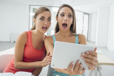 Kızlar bir tablet ile sosyal ağ