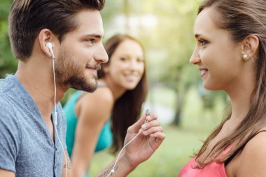 Mutlu gençler rahatlatıcı Park