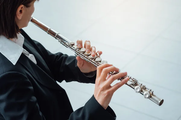 Mulher tocando flauta transversal — Fotografia de Stock