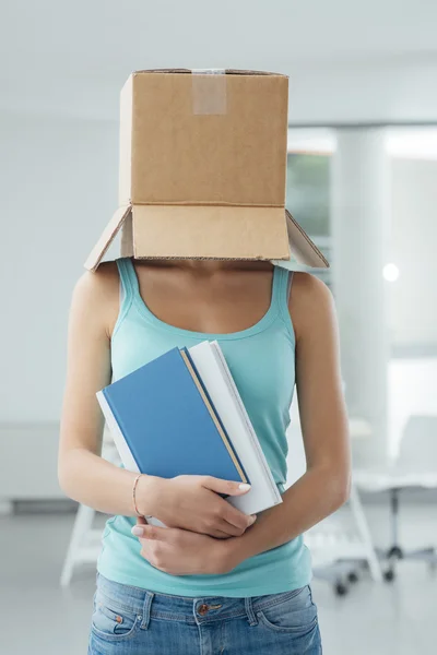 Étudiante debout avec une boîte sur la tête — Photo