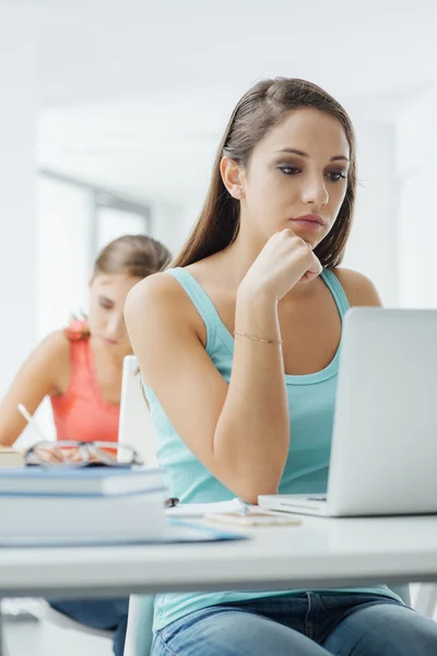 Alunos em sala de aula usando laptops — Fotografia de Stock