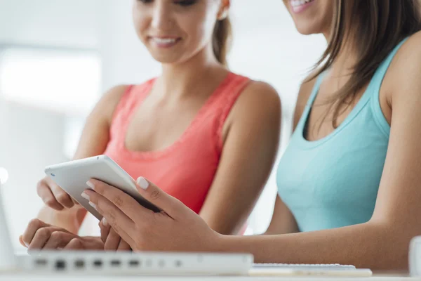 Studenten met behulp van Tablet PC — Stockfoto