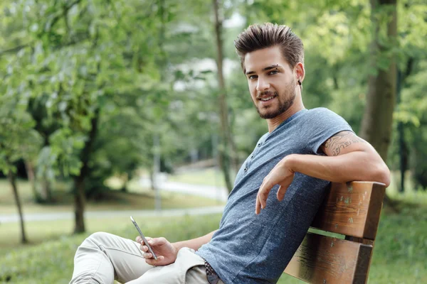 Man sitting on a bench — Stock Photo, Image