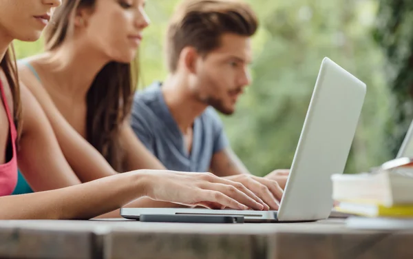 Estudiantes usando computadoras portátiles —  Fotos de Stock