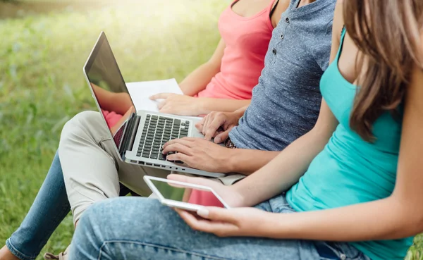 Adolescenten in park ontspannen — Stockfoto