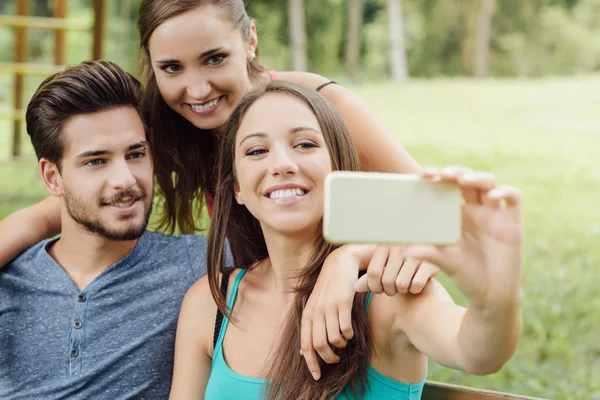 Vidám tizenévesek szedni selfie — Stock Fotó
