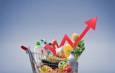 Yiyecek dolu bir süpermarket arabası ve yükselen kırmızı bir okla artan market fiyatlarının imajı, enflasyonu, yaşam maliyetinin artmasını ve tüketici giderlerini simgeliyor.