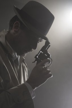 elinde bir silah trençkot Dedektif