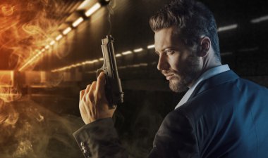 Elinde silah tutan bir ajan.