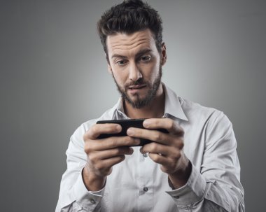 adam onun smartphone ile oynamak