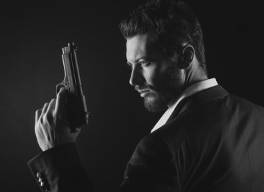 cool adam elinde bir silah
