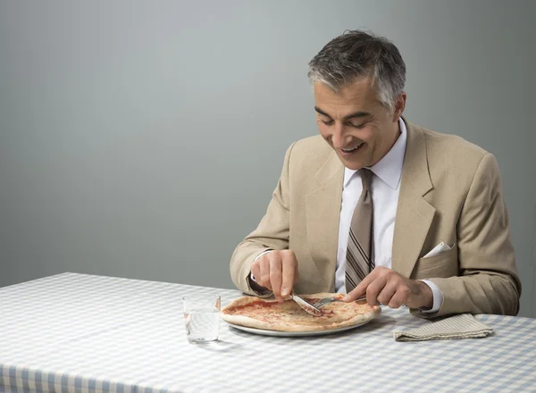 Affärsman med en pizza — Stockfoto