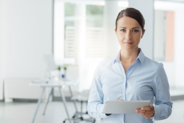 Dijital tablet kullanarak iş kadını