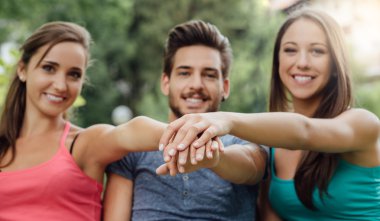 Gençler parkta eller istifleme