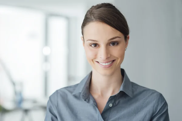 Femme dans le bureau posant — Photo