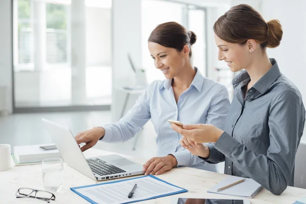 Kvinnor på office desk arbetar tillsammans — Stockfoto