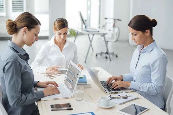 N Unternehmer arbeiten am Schreibtisch — Stockfoto