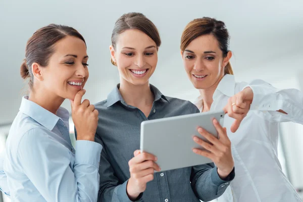 Equipe de negócios usando um tablet digital — Fotografia de Stock